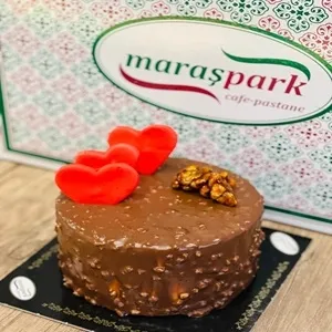 krokanlı çikolatalı yaş pasta