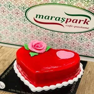 Frambuazlı kalpli meyveli pasta