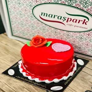 Frambuazlı soslu meyveli yaş pasta