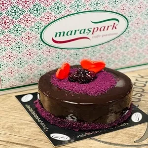 Böğürtlenli çikolatalı yaş pasta